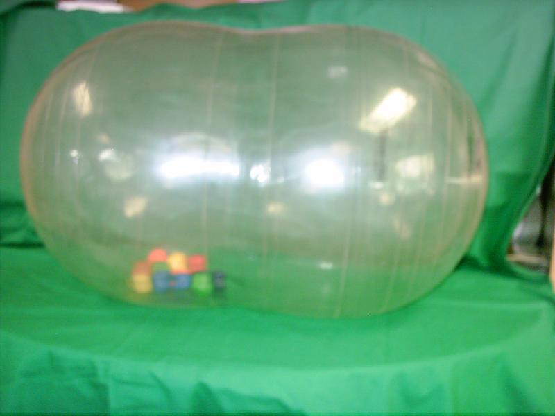 B004.jpg - Grote doorzichtige bal met kleine ballen erin