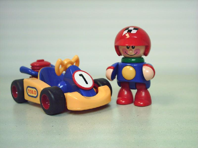 F018.jpg - raceautootje met mannetje