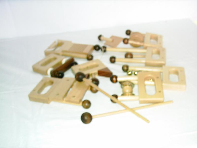 H013.jpg - 8 houten handmuziekinstrumenten