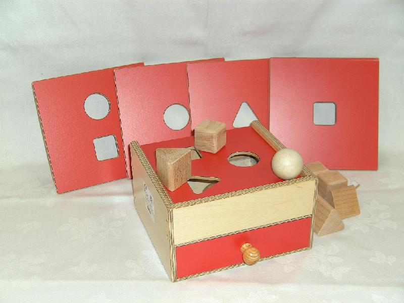 K066.jpg - sorteerdoos (1 doos, 3 bollen, 3 kubus, 3 driehoekjes+ 4 platen)